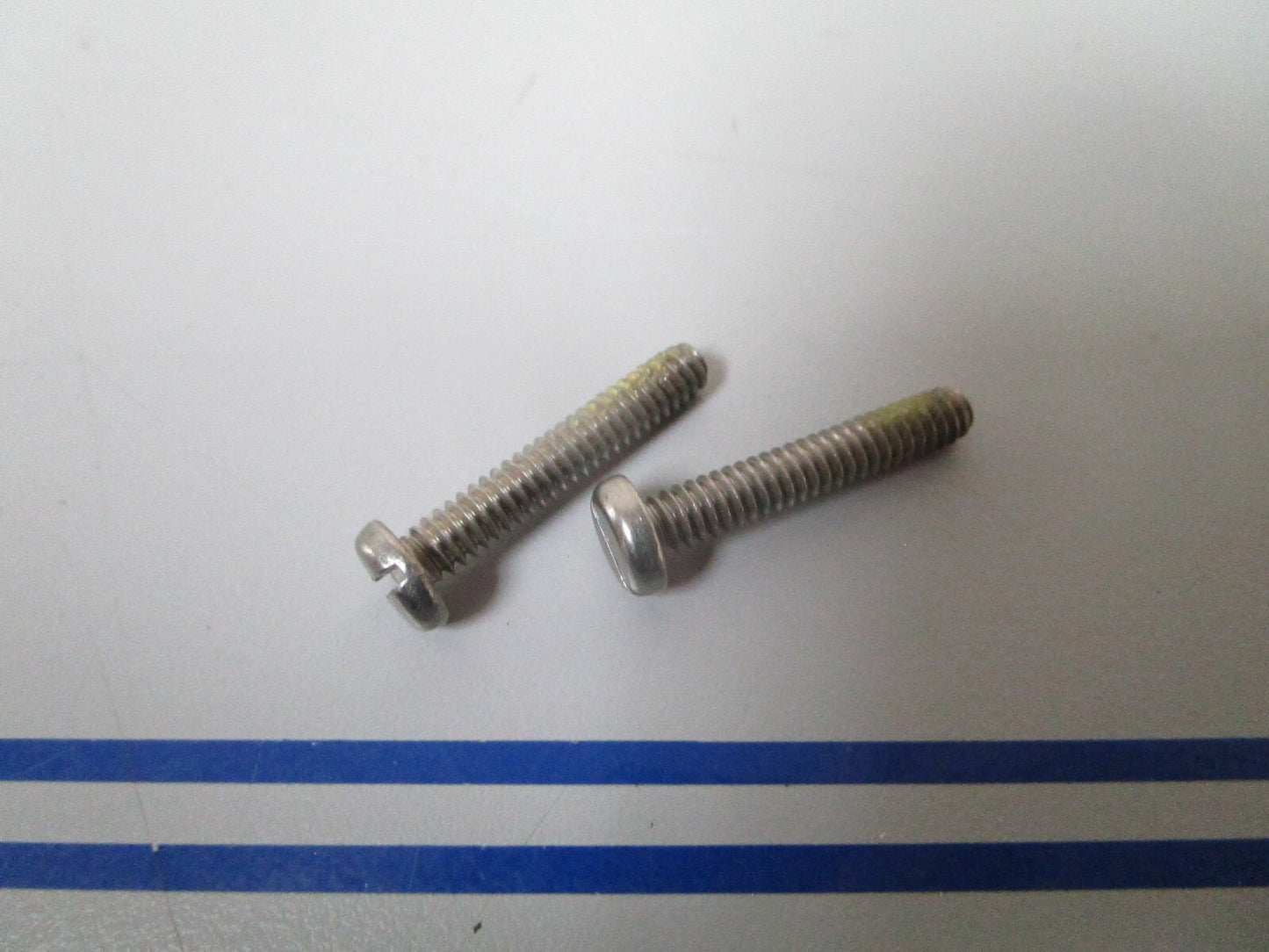 *NEW OEM* (LOT OF 2) 0810 OMC Johnson Evinrude Screw 331758 0331758