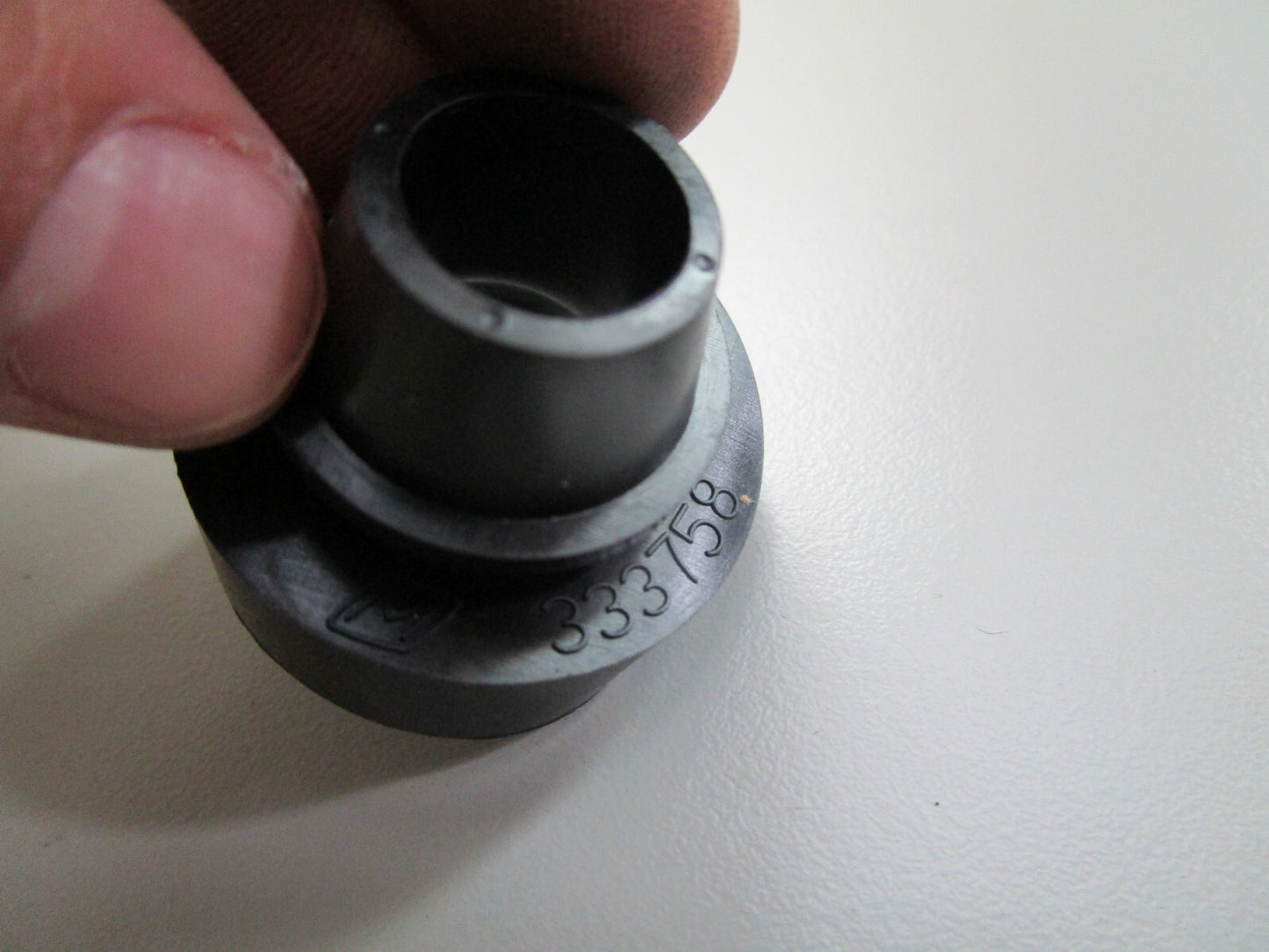 *NEW OEM* (LOT OF 2) 0810 OMC Johnson Evinrude Grommet 333756 0333756