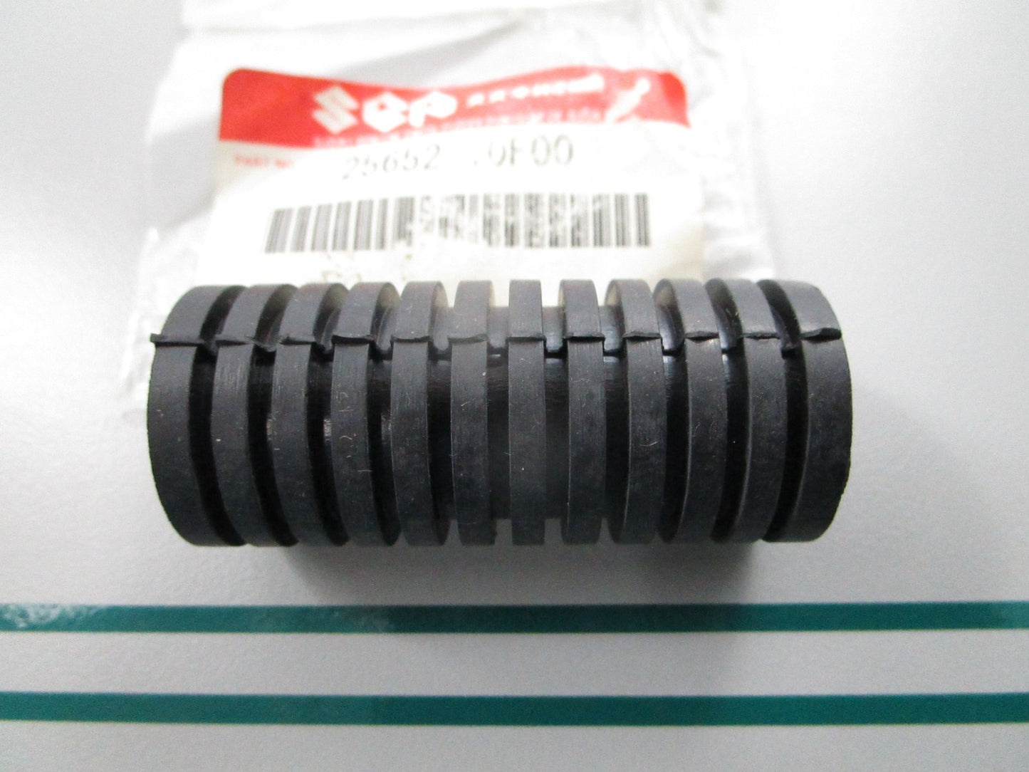 NEW OEM 25652-10F00 Suzuki Rubber 0810