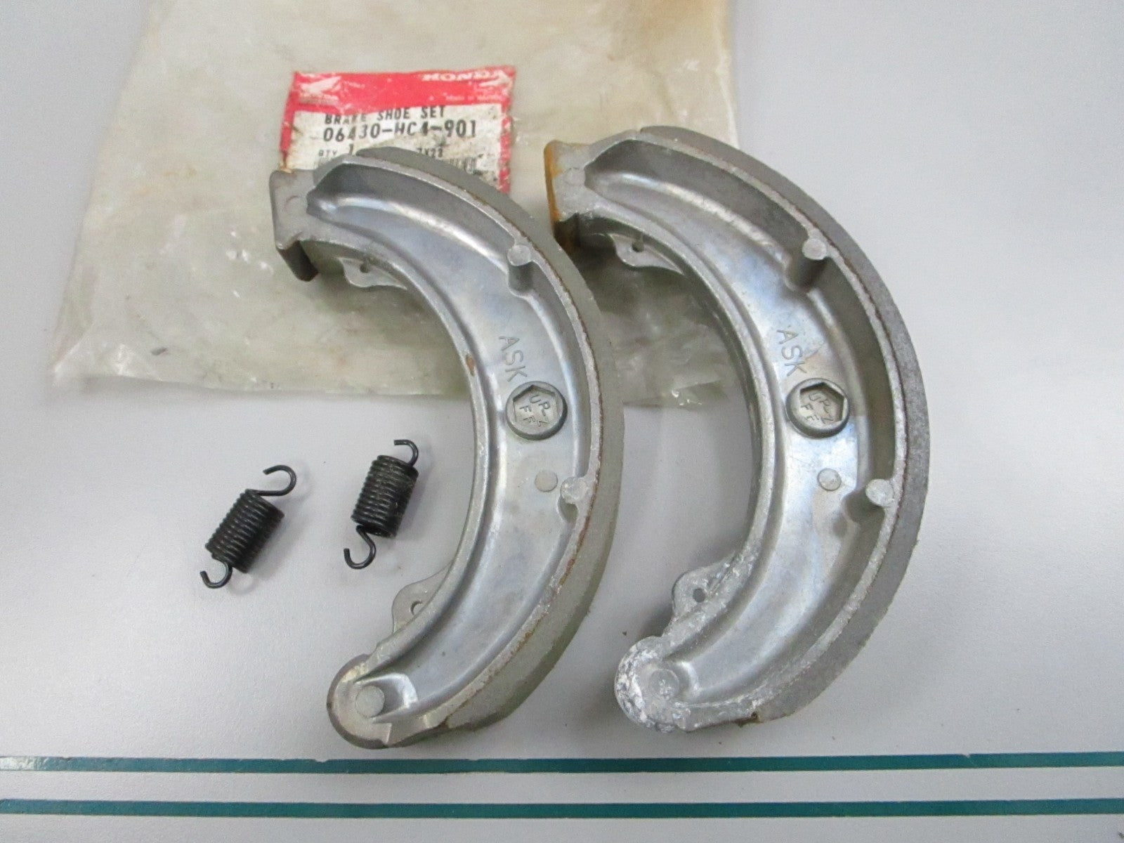 NEW OEM 06430-HC4-901 Honda Brake Shoe Set 0810