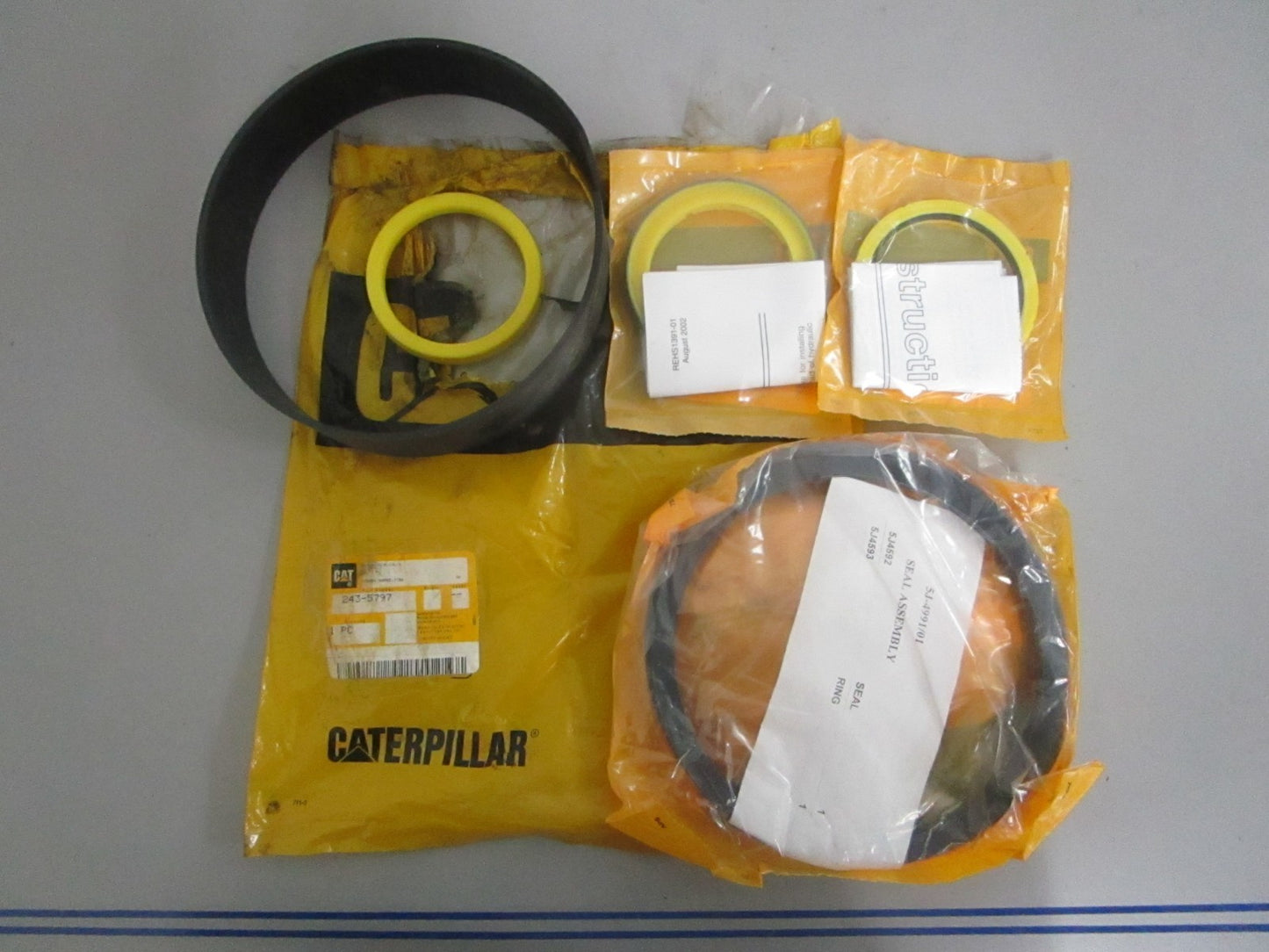 NEW OEM 243-5797 CAT Seal Kit 0820