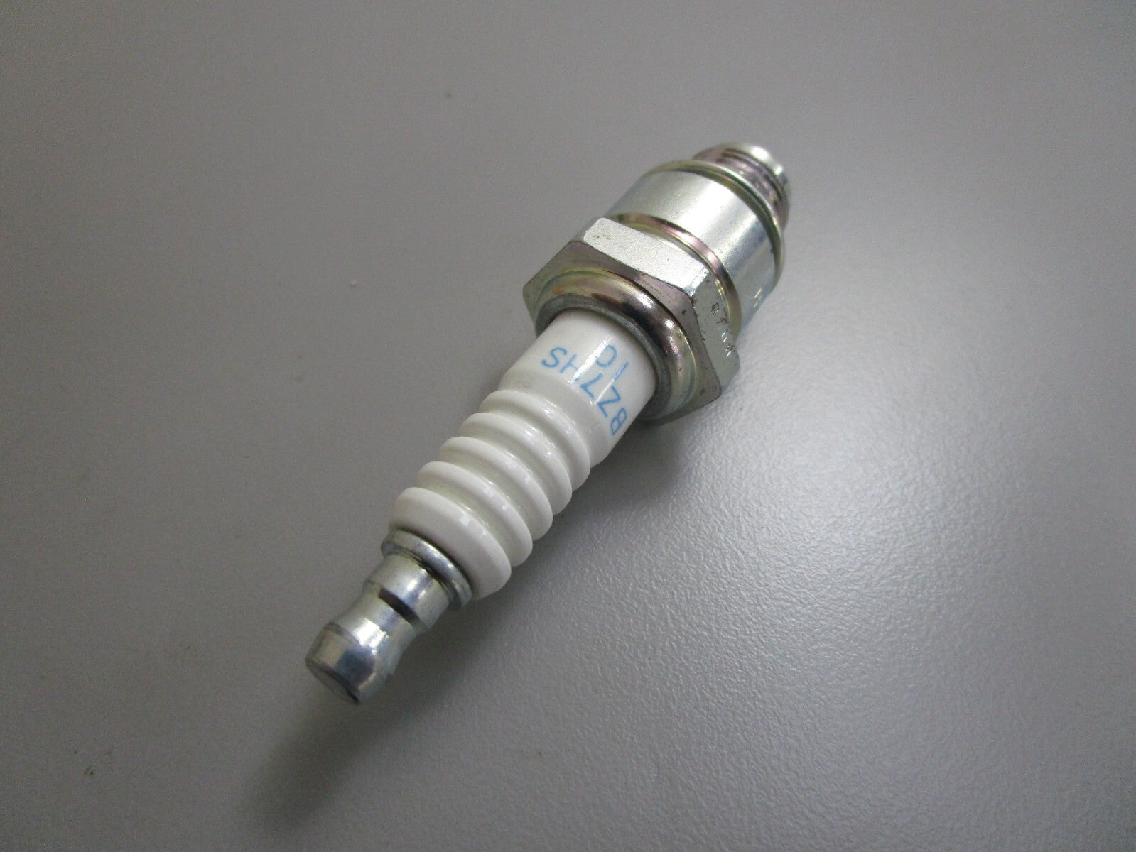 *NEW OEM* 0810 NGK Spark Plug BZ7HS-10