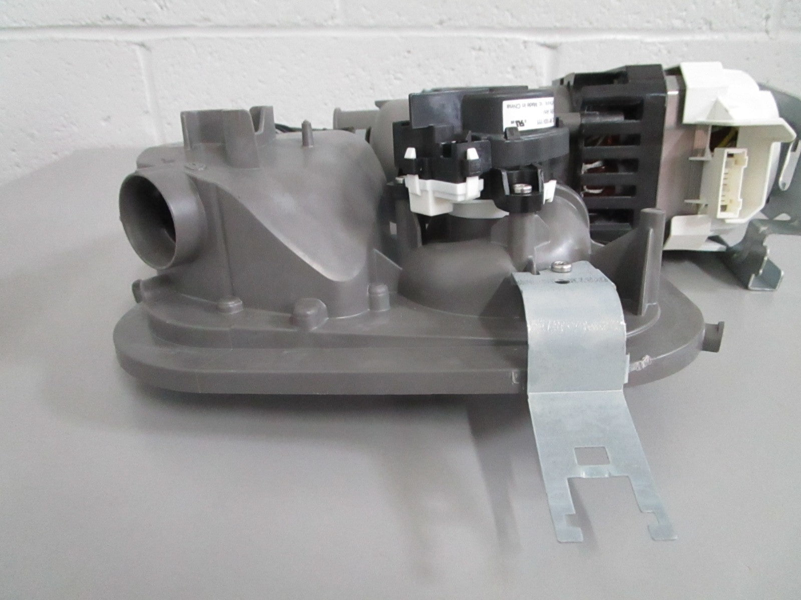 Whirlpool W11416363 NEW OEM Dishwasher Pump Motor Assembly Maytag MDB4949 0820