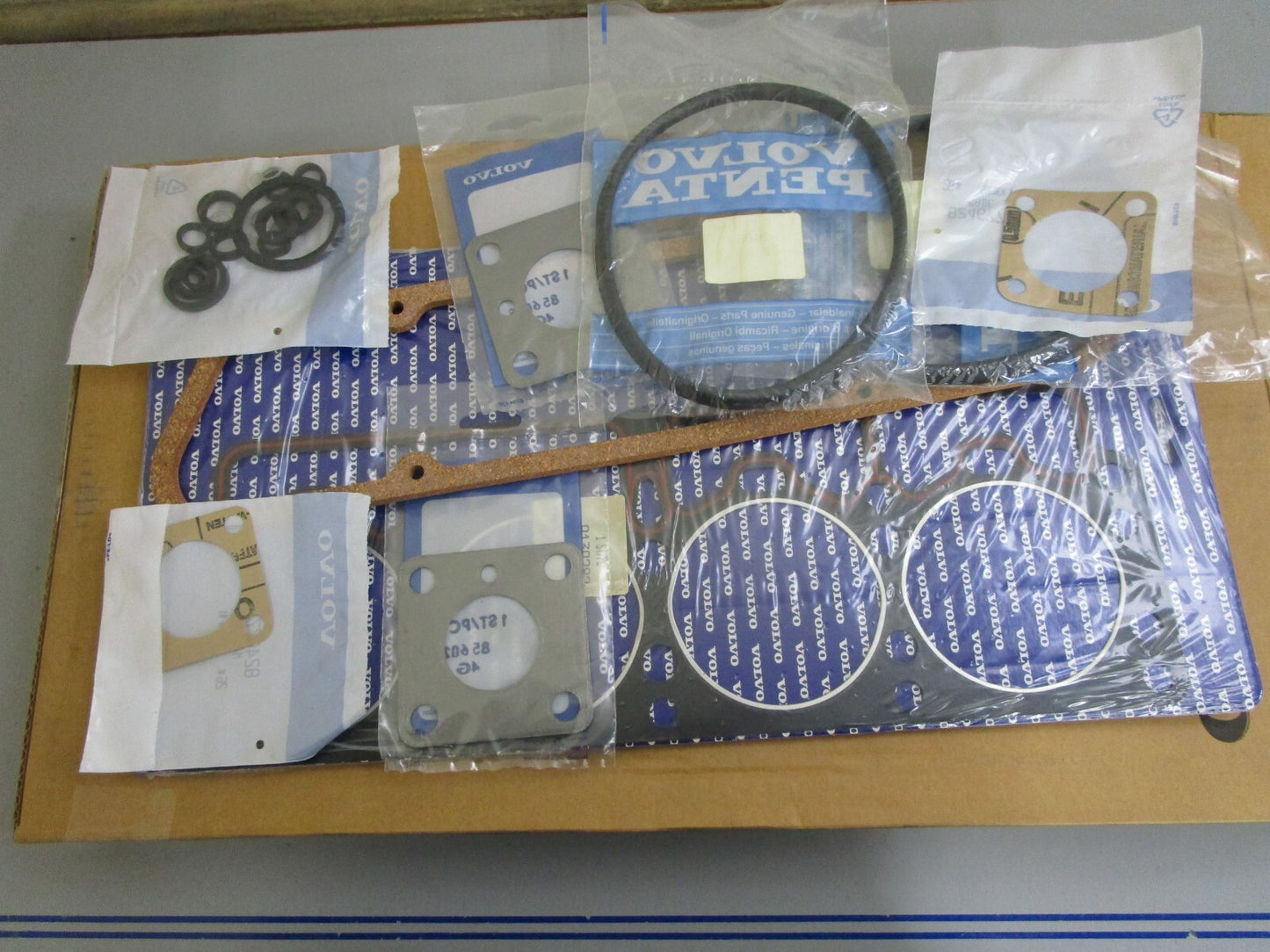 *NEW OEM* 0820 Volvo Penta Gasket Kit 876358