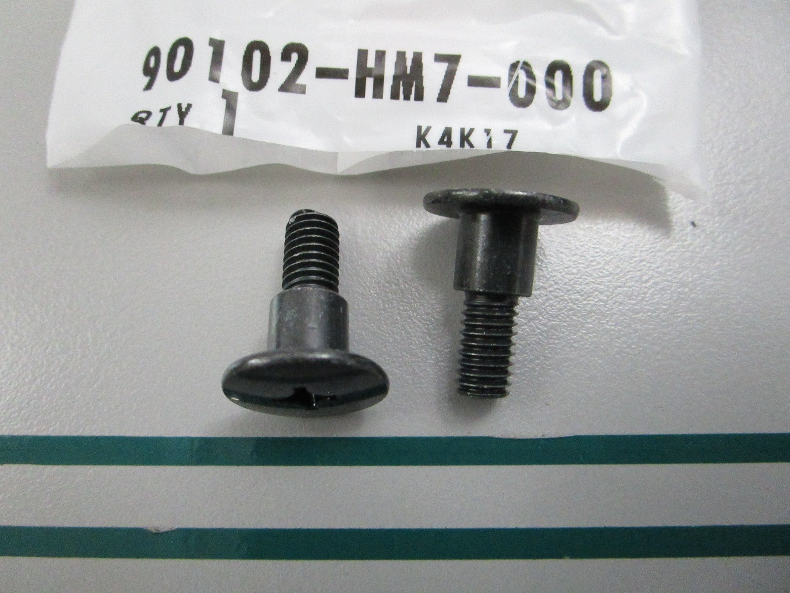 NEW OEM (LOT OF 2) 90102-HM7-000 Honda Screw 0810