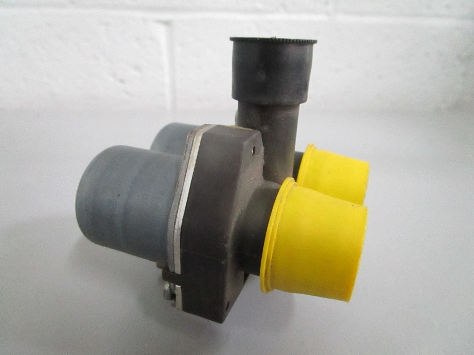 NEW OEM 0048302084 Mercedes-Benz HVAC Heater Control Valve 0820