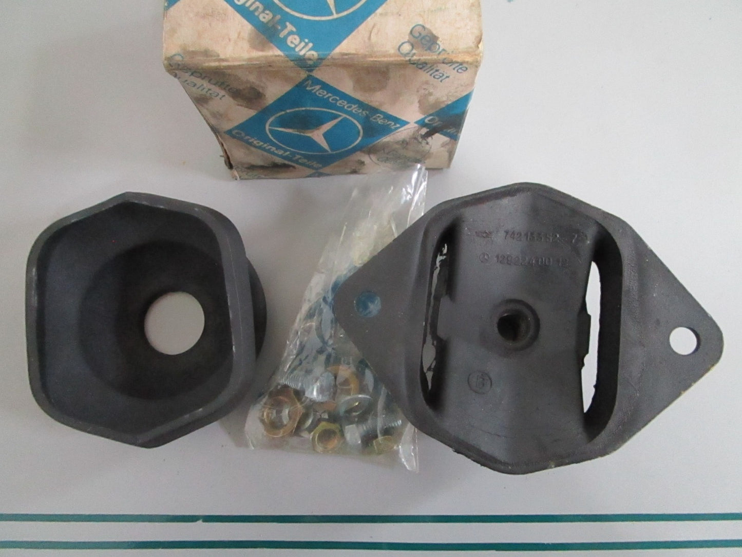 NEW OEM 1292240012 Mercedes-Benz Rubber Mount 0820