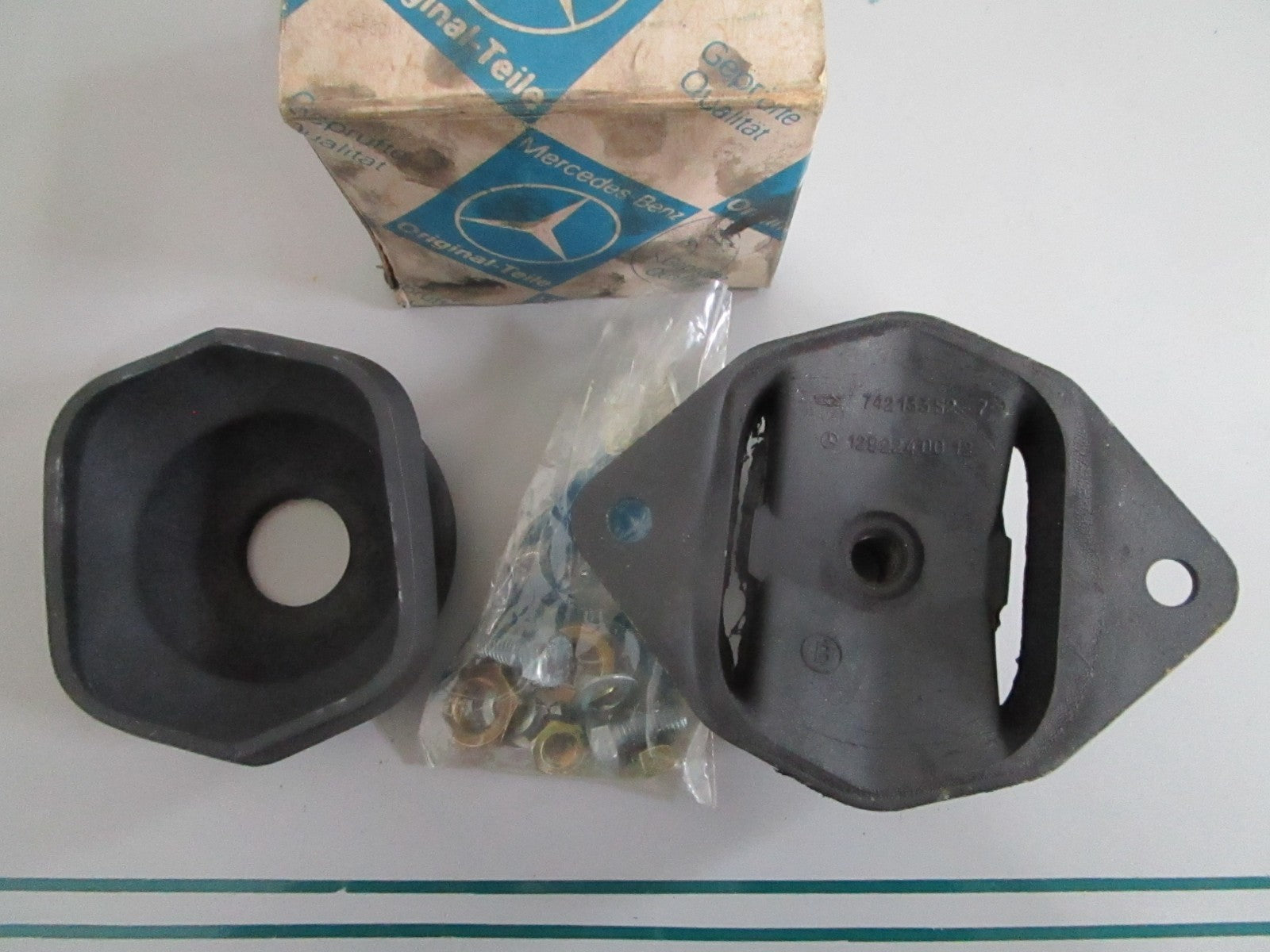 NEW OEM 1292240012 Mercedes-Benz Rubber Mount 0820