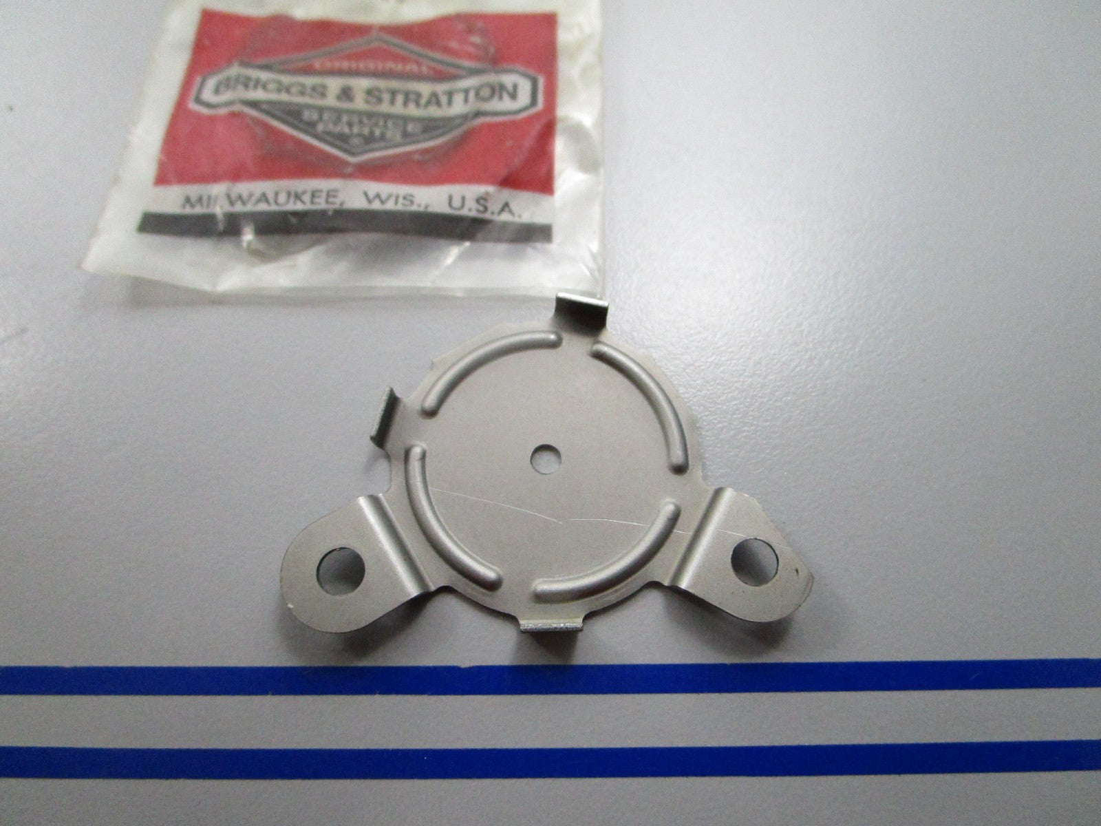 NEW OEM 223966 Briggs & Stratton Retainer 0810