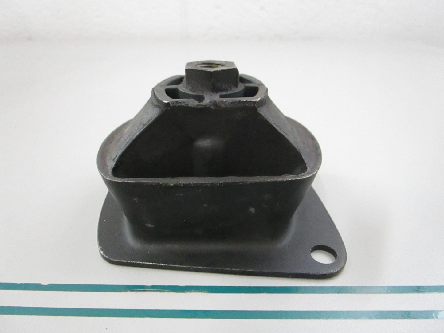 NEW OEM 1212230512 Mercedes-Benz Engine Mount 0810