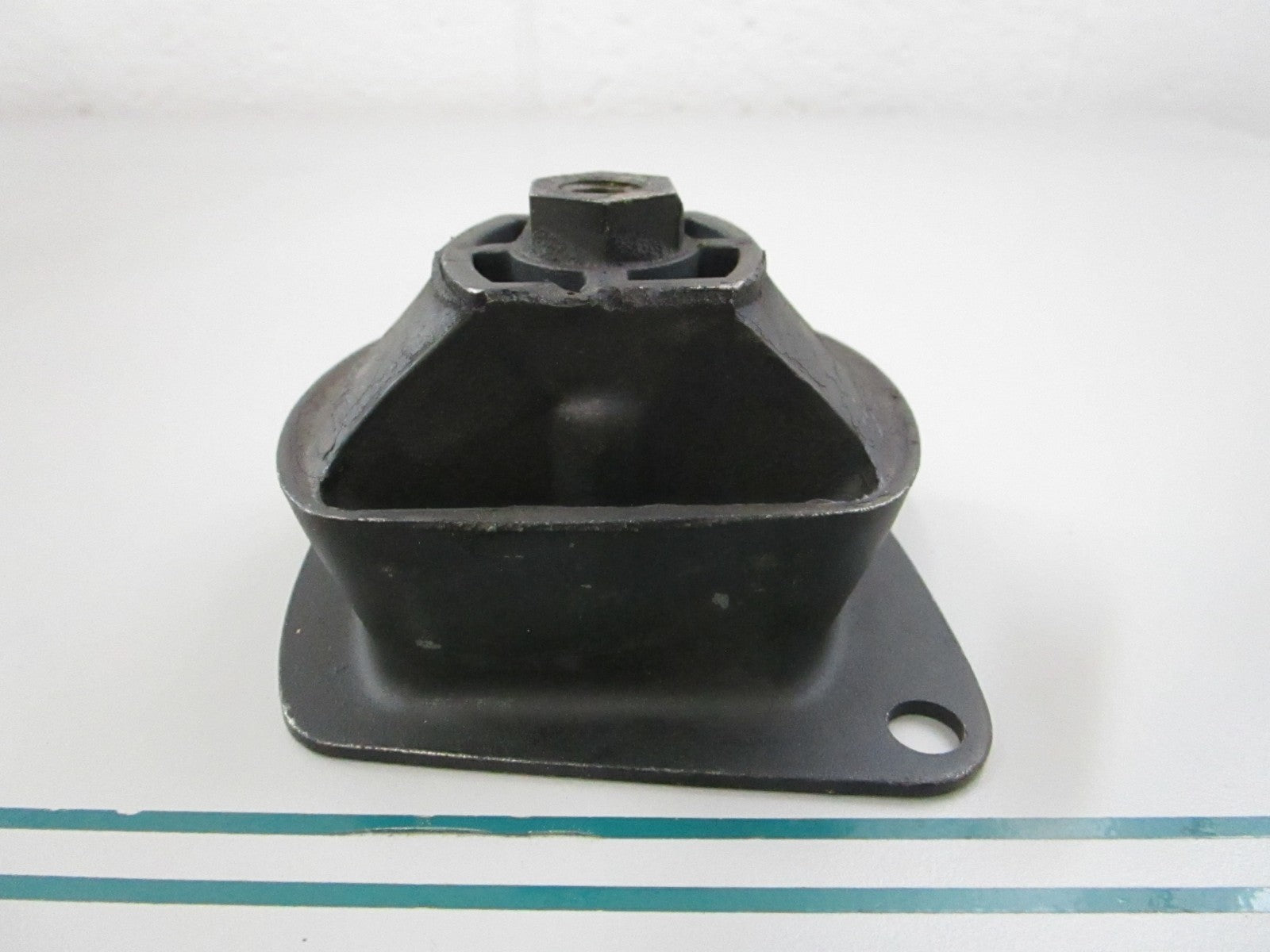 NEW OEM 1212230512 Mercedes-Benz Engine Mount 0810