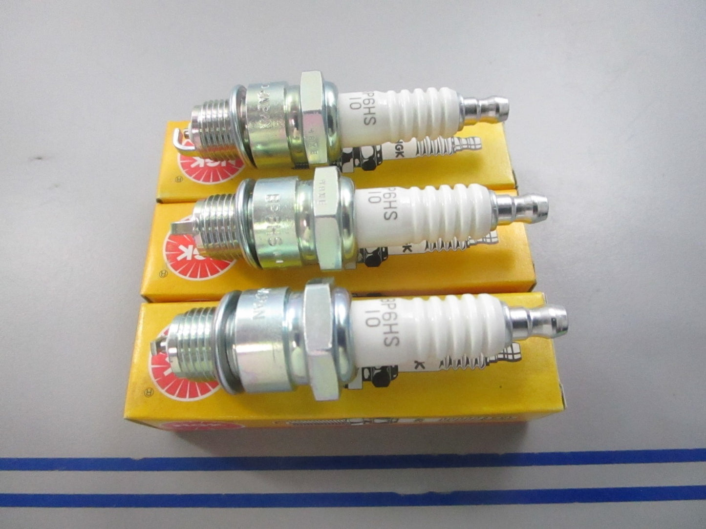 NEW (LOT OF 3) BP6HS-10 NGK Spark Plug 0810