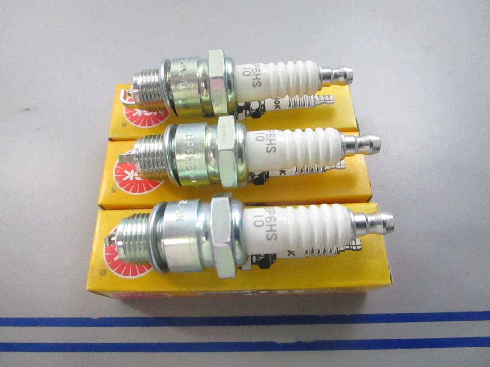 NEW (LOT OF 3) BP6HS-10 NGK Spark Plug 0810