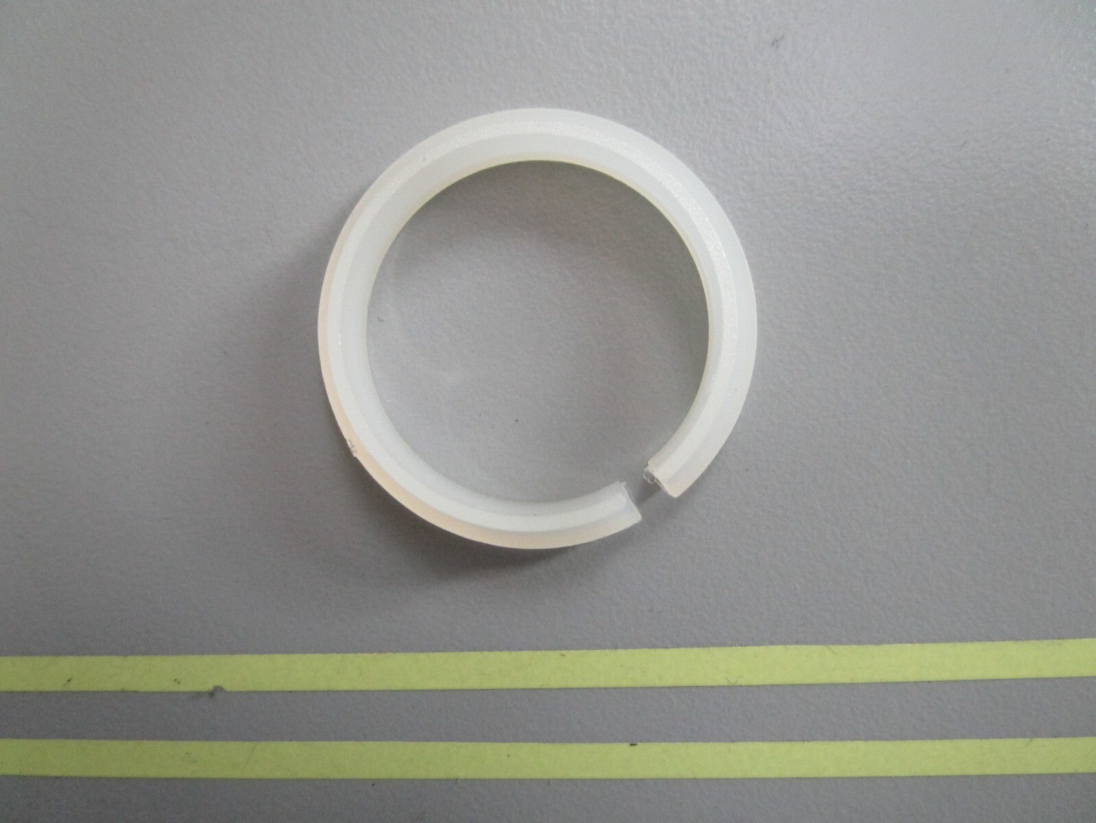 *NEW OEM* 0810 Volvo Penta Retainer Ring 847108