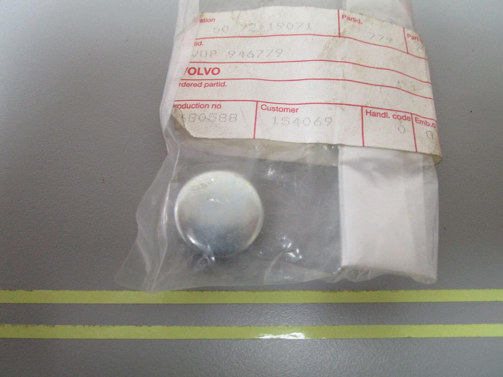 *NEW OEM* 0810 Volvo Penta Cap Plug 946779