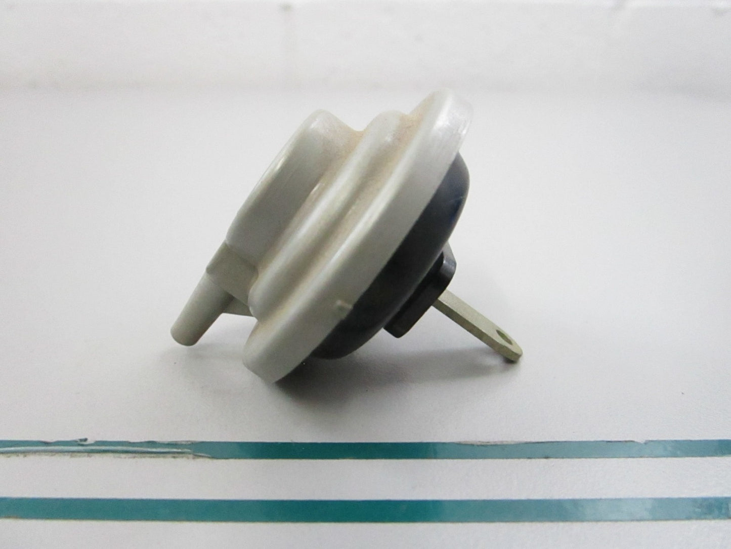 NEW OEM 383916 0383916 OMC Johnson Evinrude Vacuum Control 0810