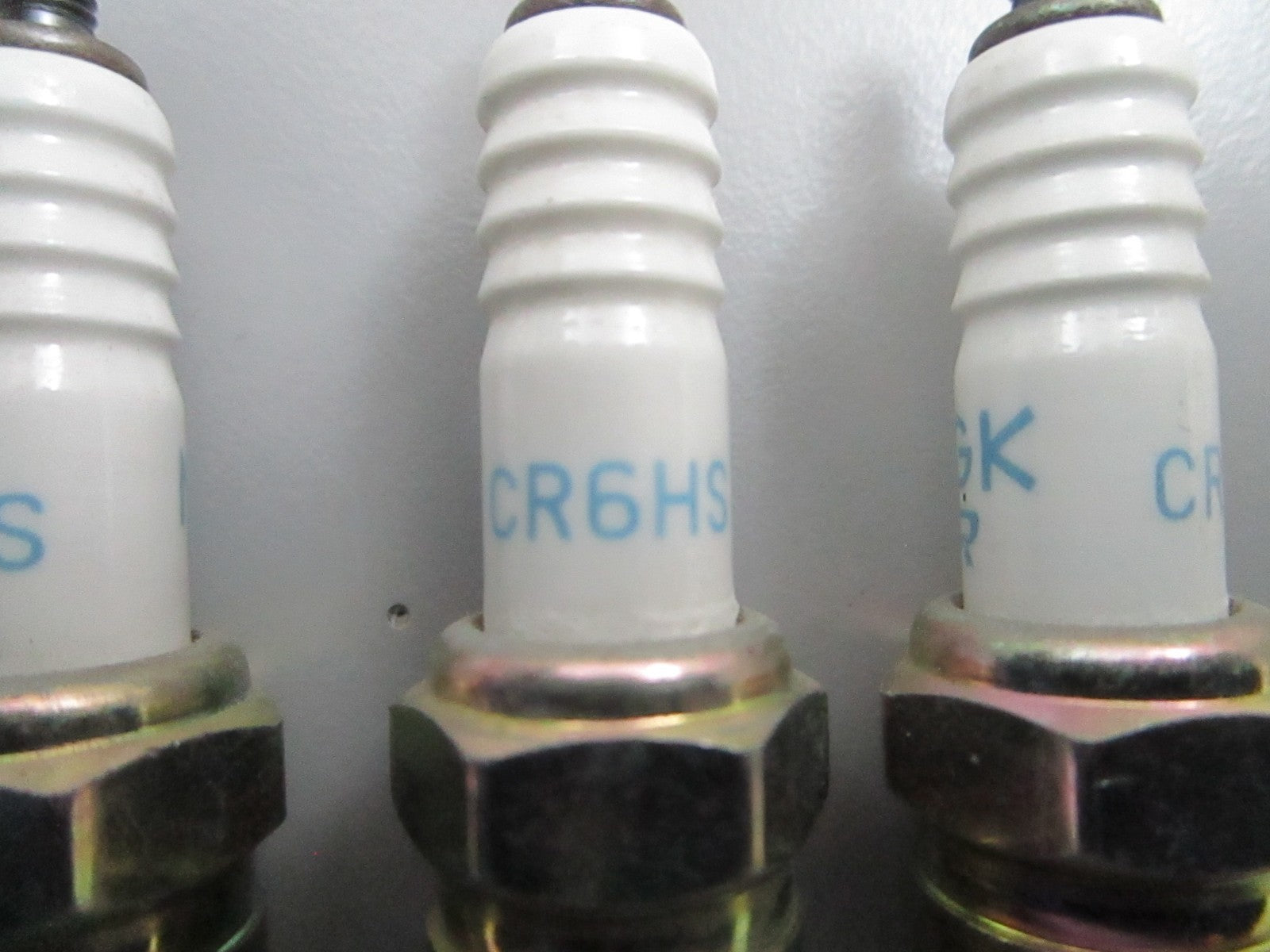 *NEW* (LOT OF 4) 0810 NGK Spark Plug CR6HS