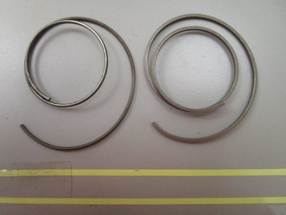 *NEW OEM* (LOT OF 2) 0810 OMC Johnson Evinrude Spring 302222 0302222