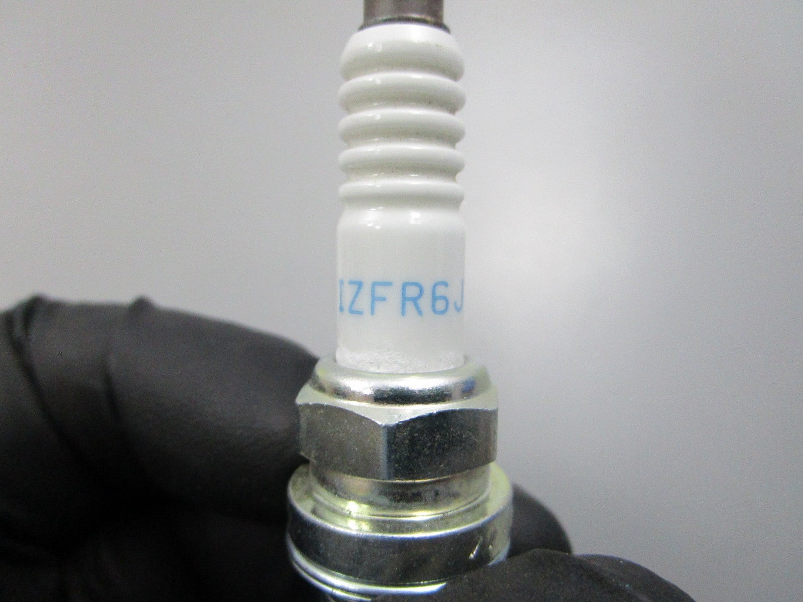 NEW IZDE6J NGK Spark Plug 0810