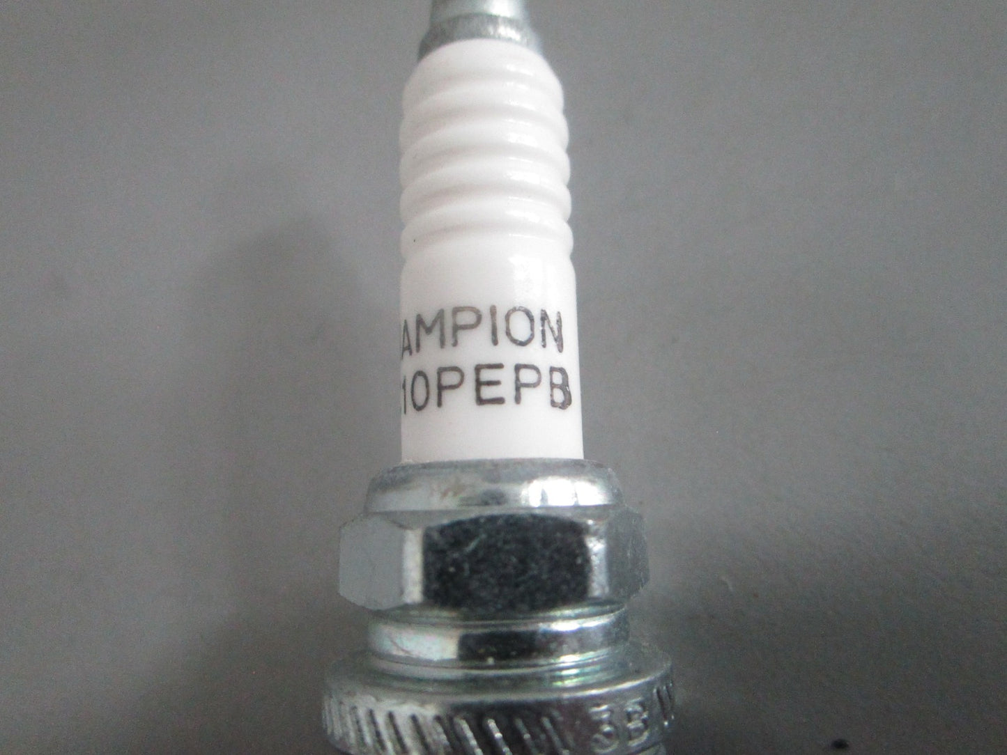 NEW OEM (LOT OF 4) QC10PEPB Champion Spark Plug 0820