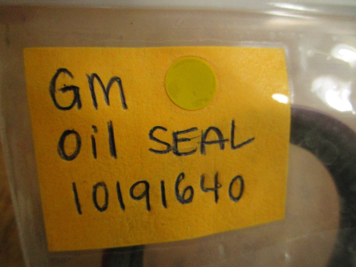 *NEW OEM*  0810 GM Oil Seal 10191640