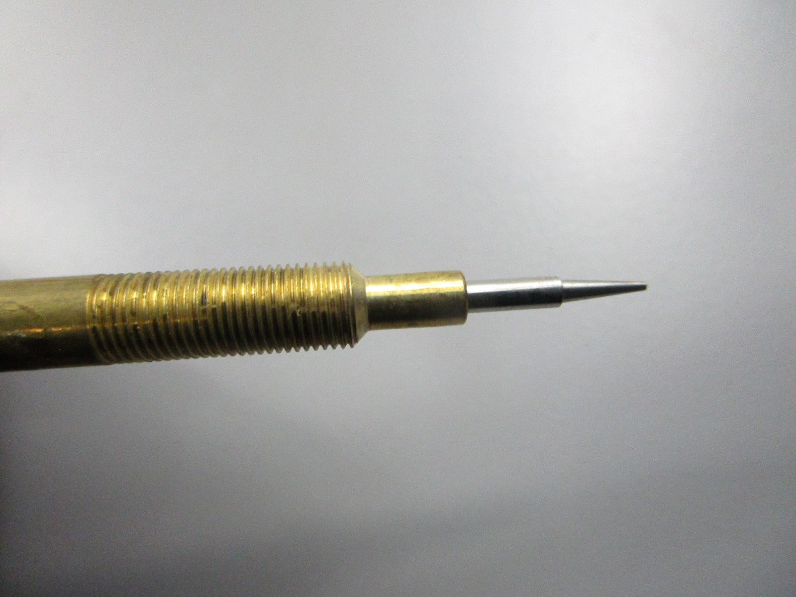 *NEW OEM* 0810 OMC Johnson Evinrude Needle Valve 431633 0431633