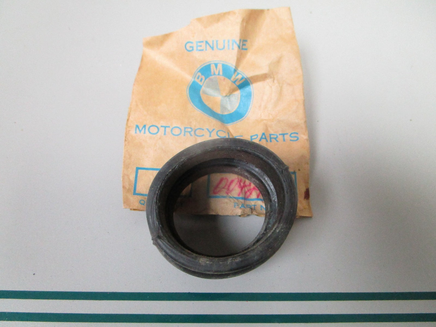 NEW OEM 13720042161 0042161 BMW Grommet 0810