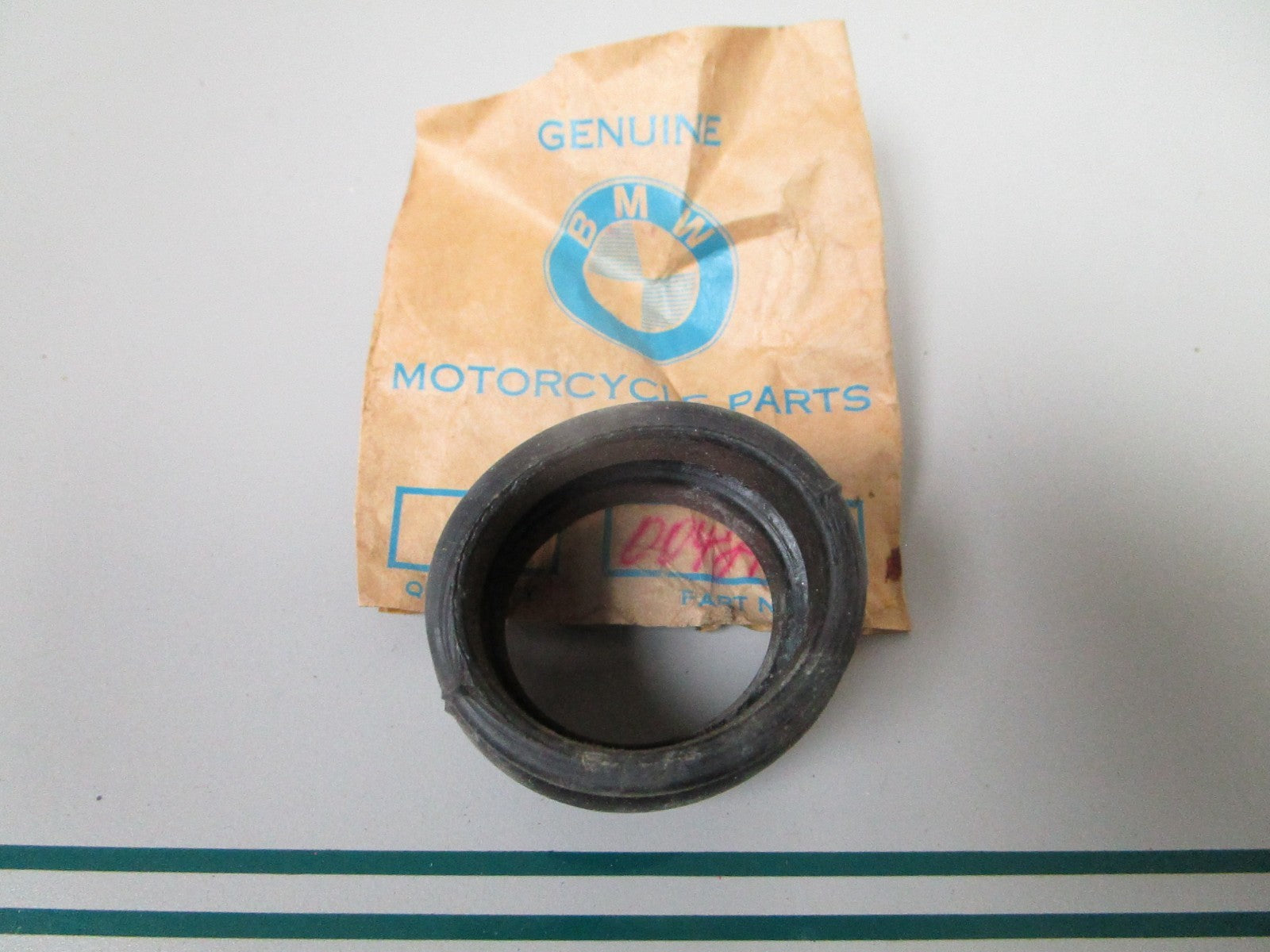 NEW OEM 13720042161 0042161 BMW Grommet 0810