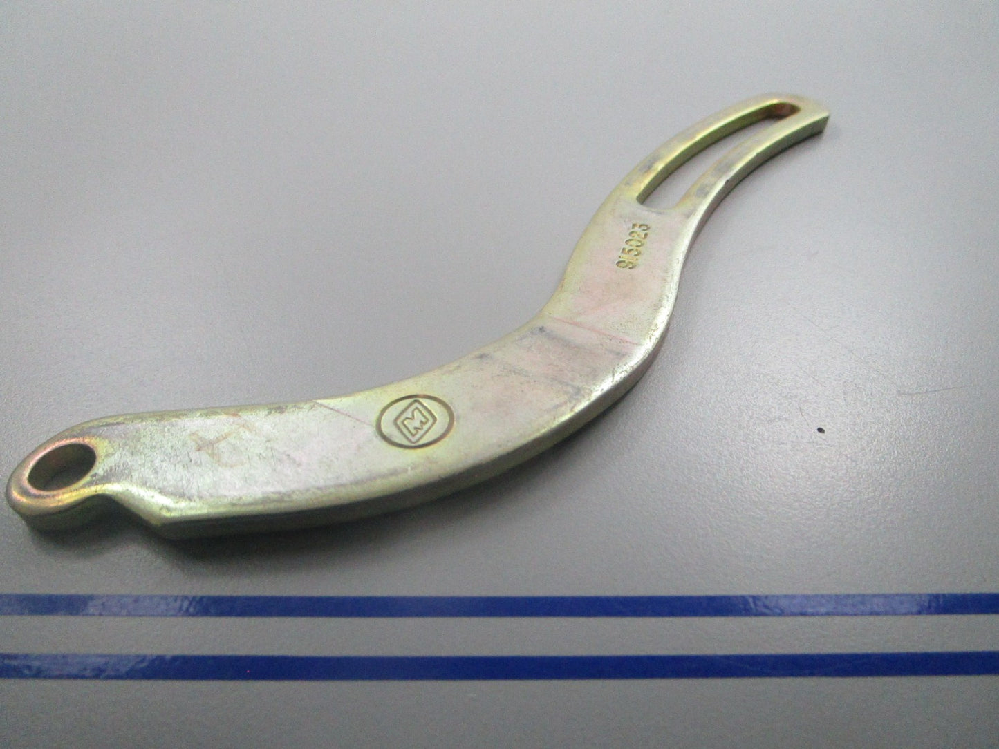 *NEW OEM* 0810 OMC Johnson Evinrude Alternator Bracket 915023 0915023