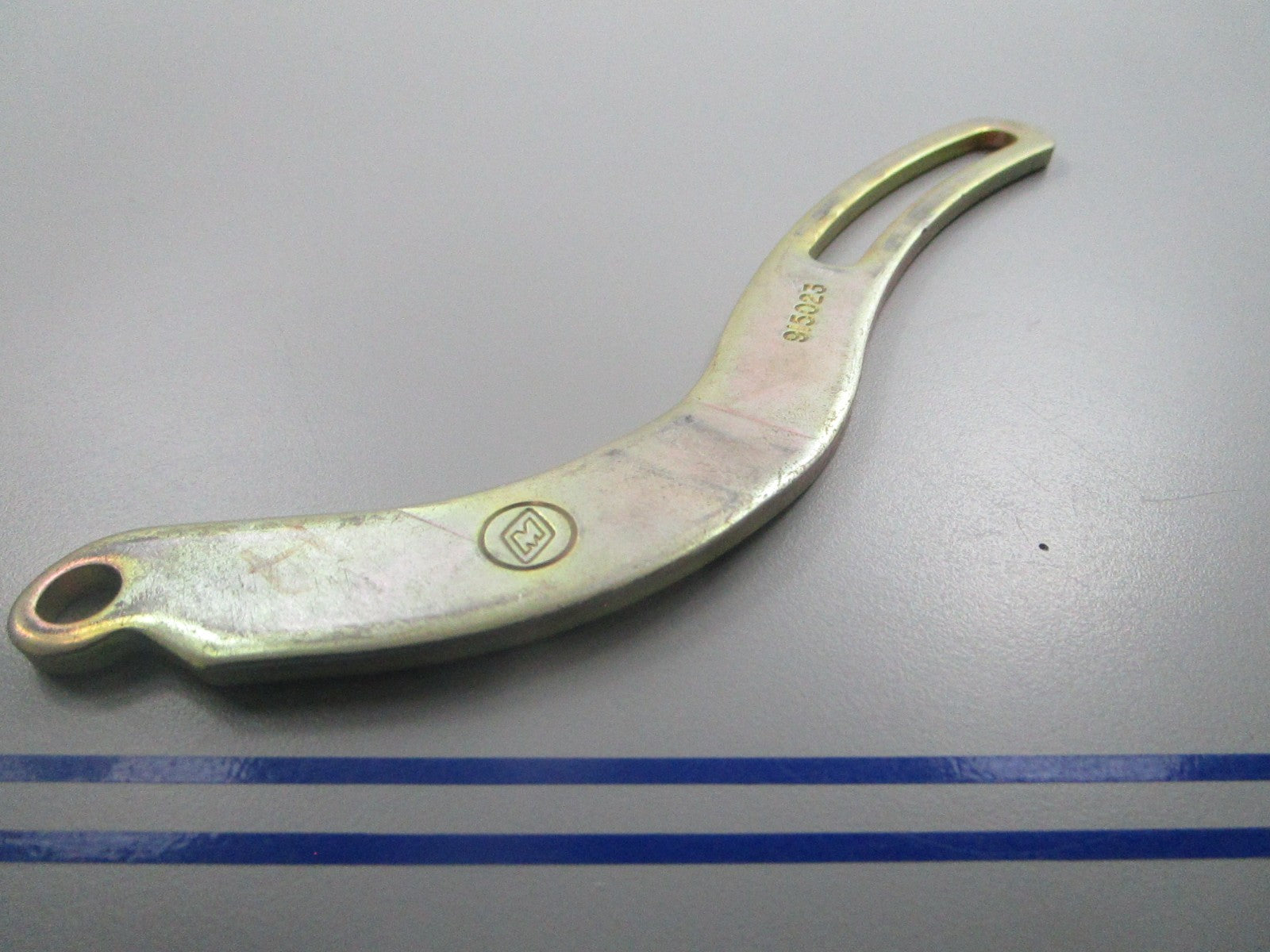 *NEW OEM* 0810 OMC Johnson Evinrude Alternator Bracket 915023 0915023