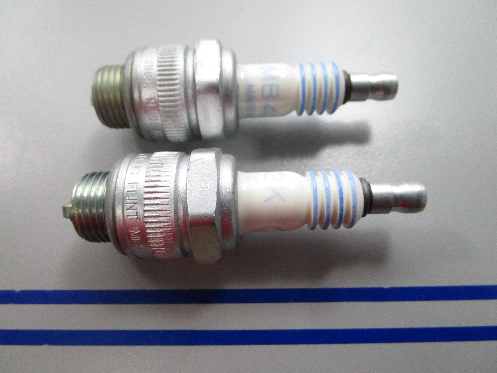NEW (LOT OF 2) MB42K AC Delco Spark Plug 0810