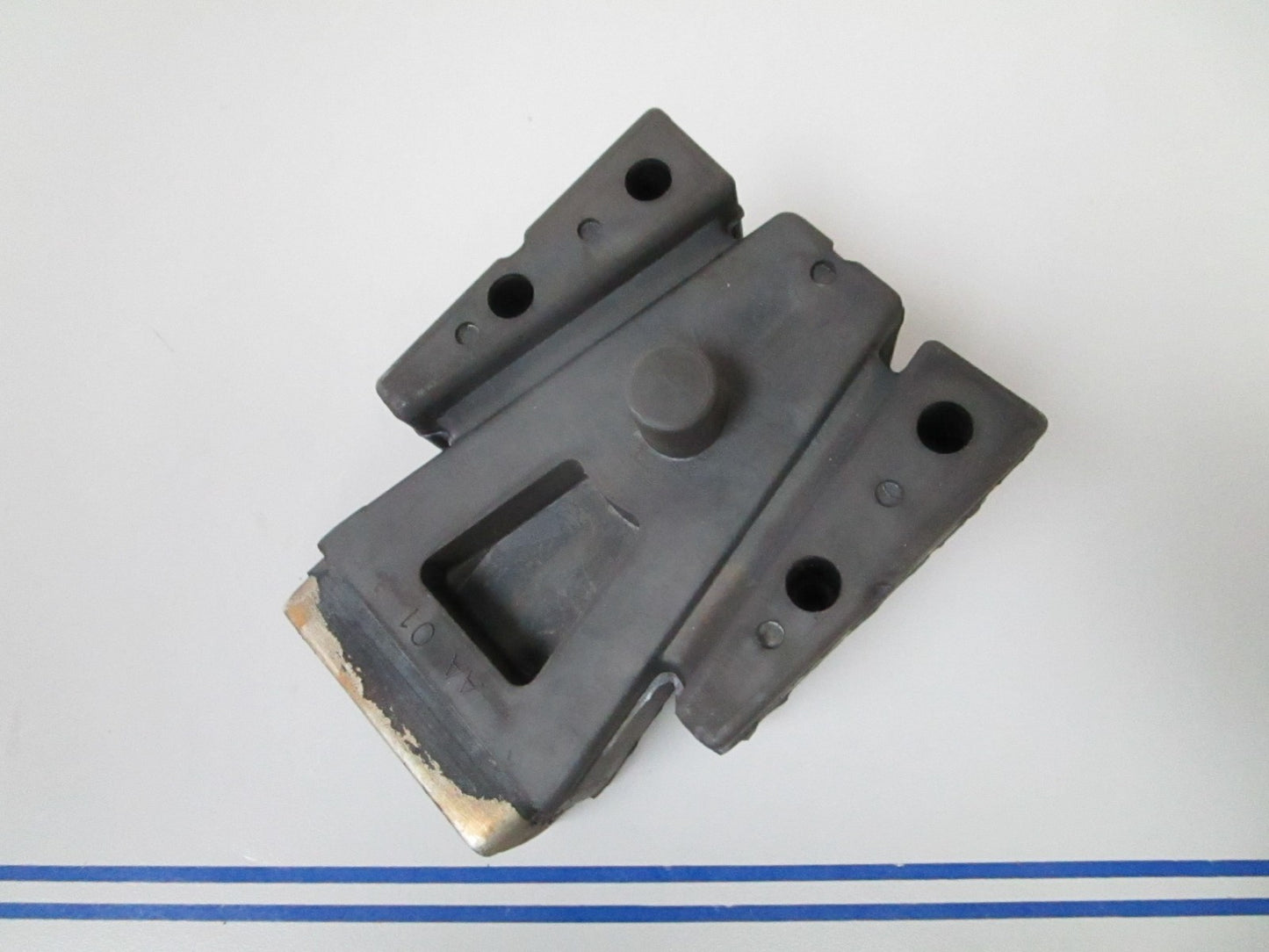 *NEW OEM* 0720 OMC Johnson Evinrude Lower Rubber Mount 5007410