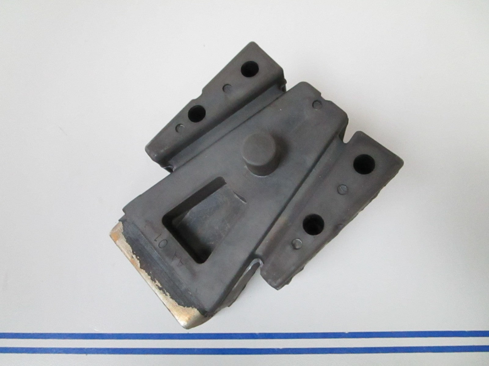 *NEW OEM* 0720 OMC Johnson Evinrude Lower Rubber Mount 5007410