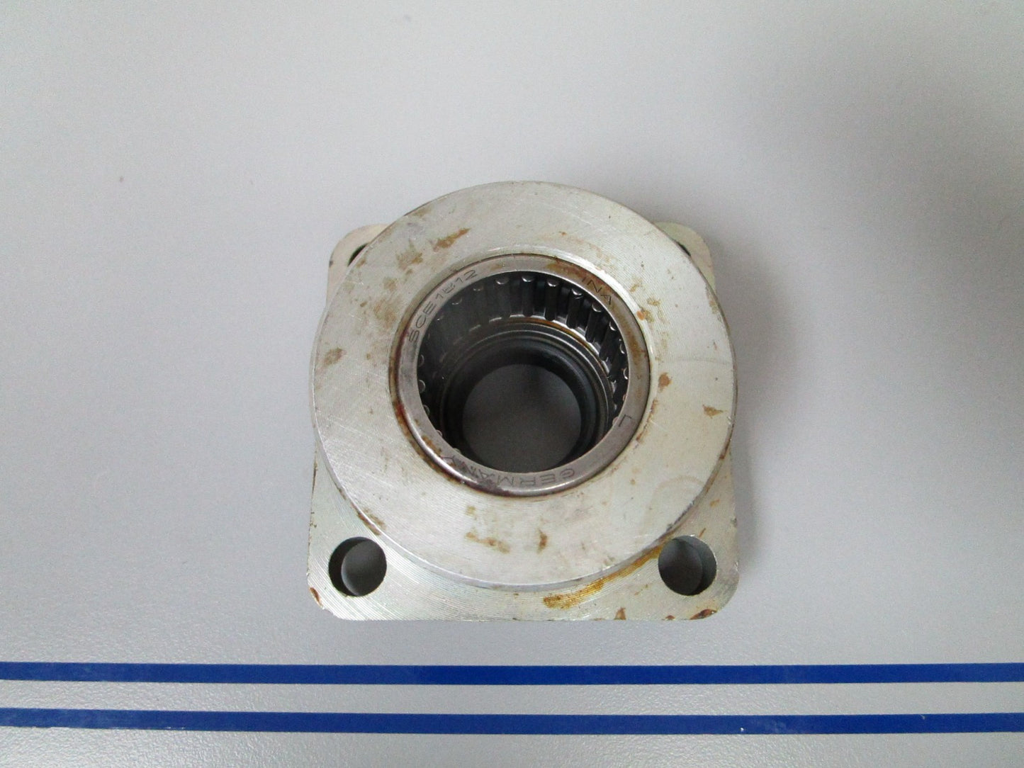 NEW OEM 317882 385556 OMC Johnson Evinrude Bearing Housing & Seal 0720