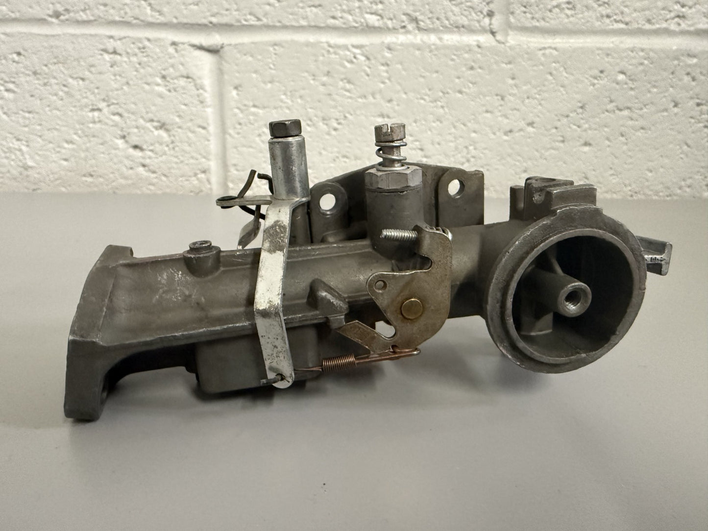 NEW OEM 390161 Briggs & Stratton Carburetor 0820