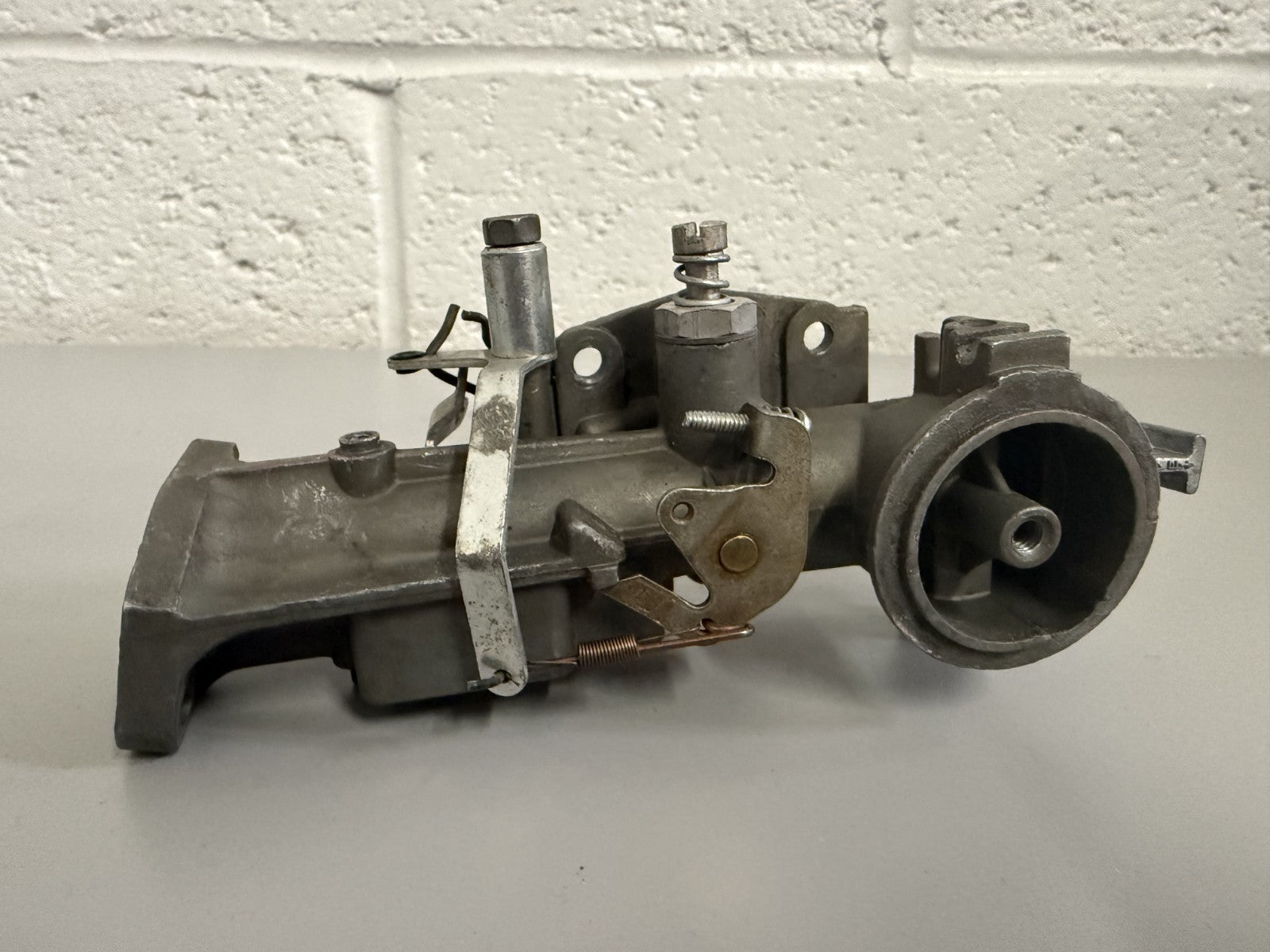 NEW OEM 390161 Briggs & Stratton Carburetor 0820