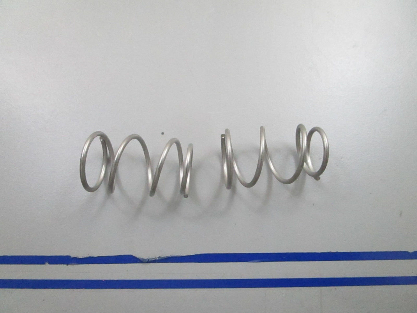 *NEW OEM* (LOT OF 2) 0810 OMC Johnson Evinrude Spring 321053 0321053