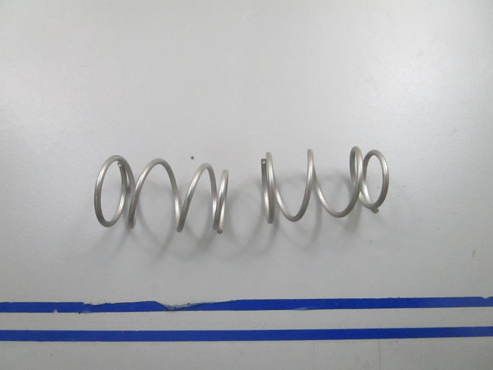 *NEW OEM* (LOT OF 2) 0810 OMC Johnson Evinrude Spring 321053 0321053