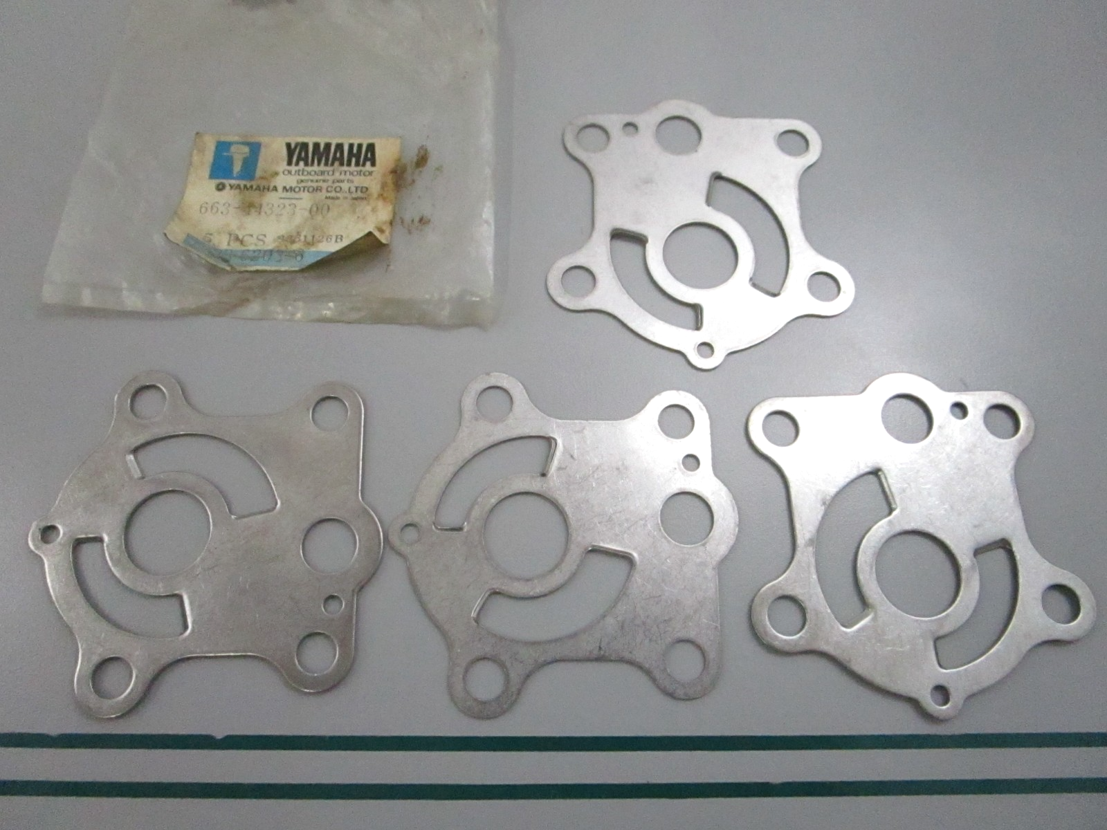 NEW OEM (LOT OF 4) 663-44323-00-00 Yamaha Water Pump Plate 0810