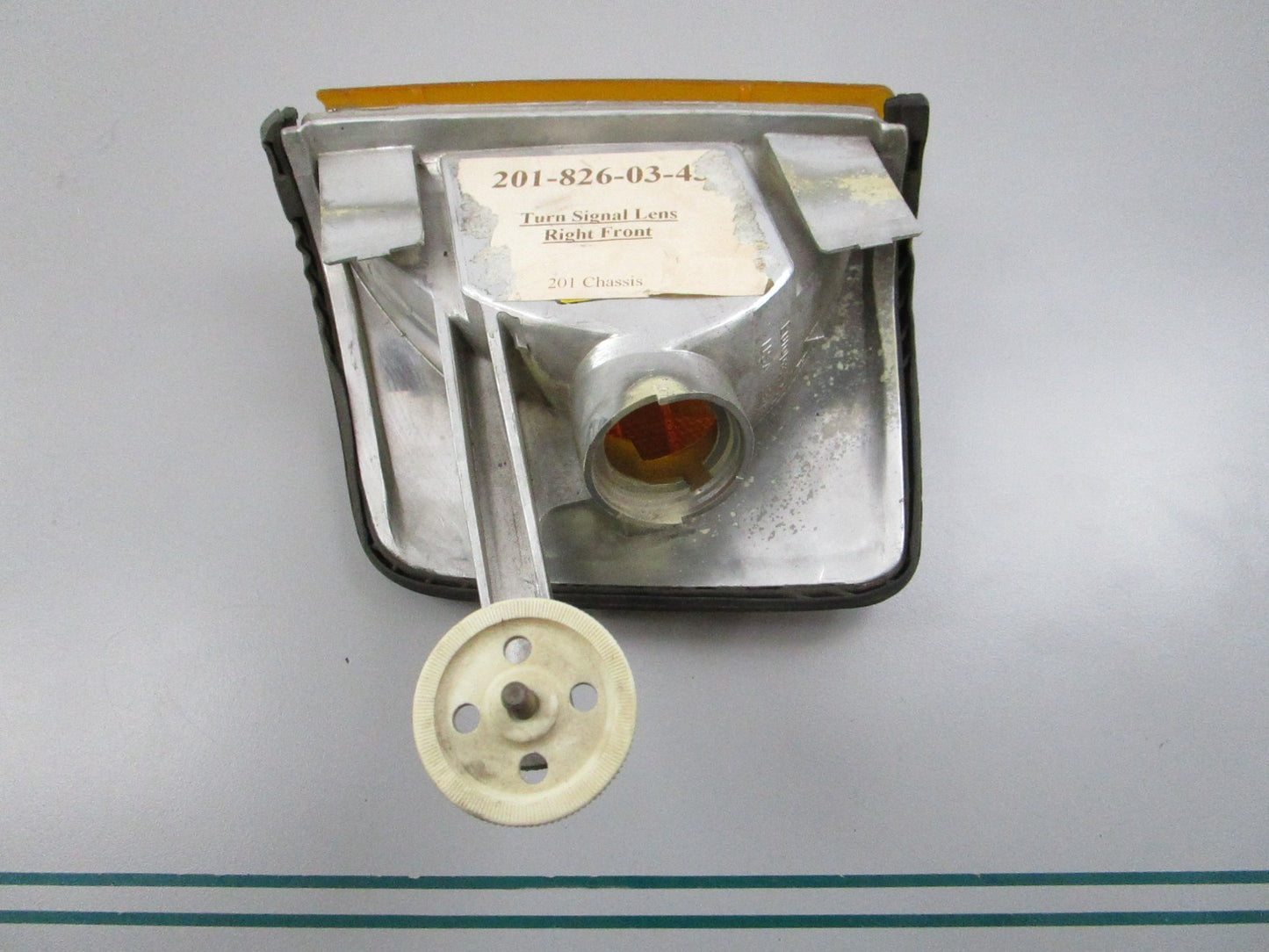 NEW OEM 2018260343 Mercedes-Benz Right Turn Signal Lens 0810