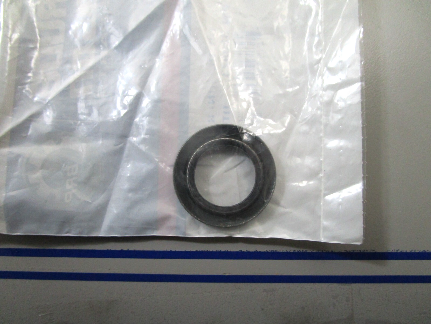 *NEW OEM* 0810 OMC Johnson Evinrude Oil Retainer 329923 0329923