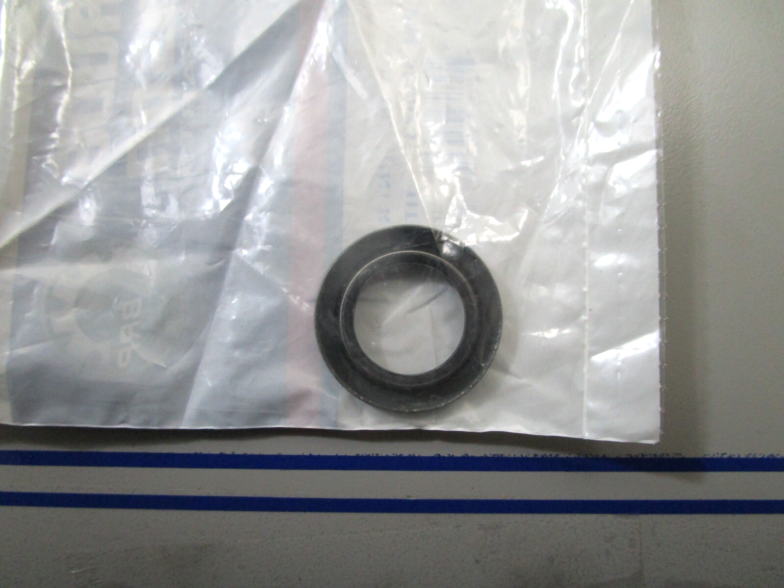 *NEW OEM* 0810 OMC Johnson Evinrude Oil Retainer 329923 0329923