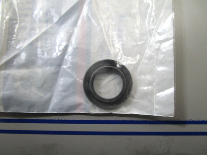 *NEW OEM* 0810 OMC Johnson Evinrude Oil Retainer 329923 0329923