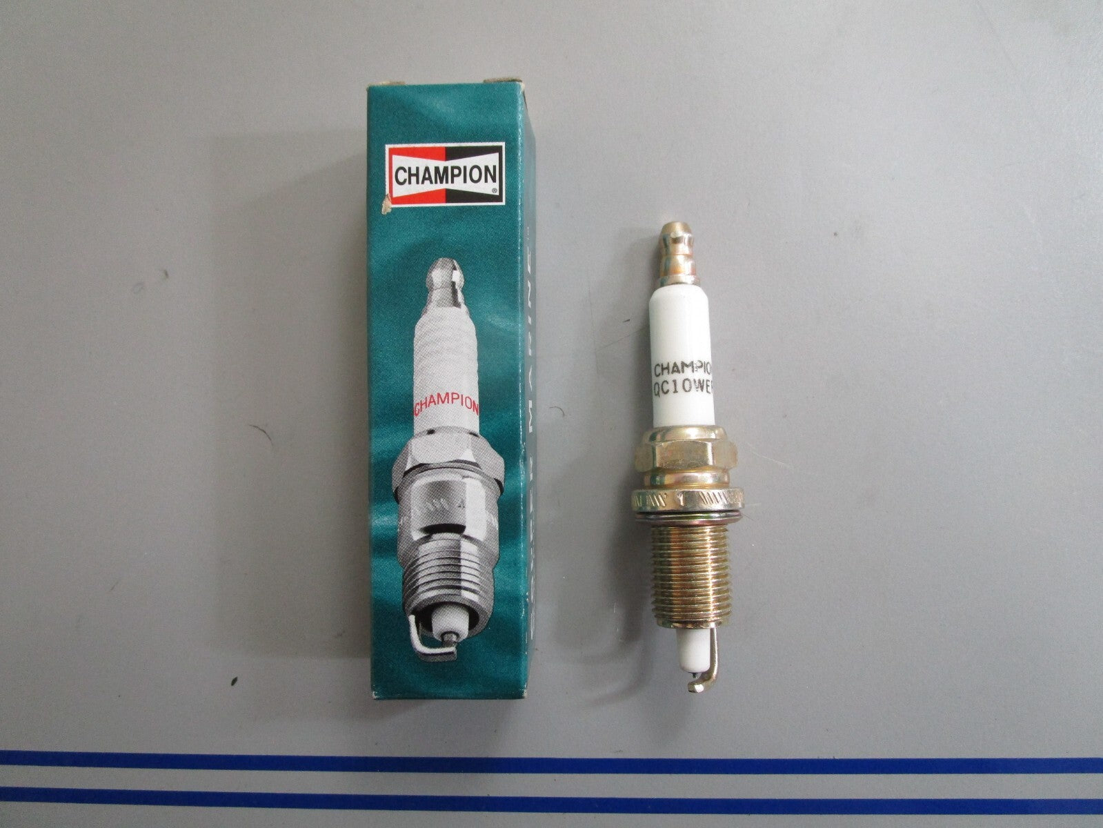 *NEW* 0810 Champion Spark Plug QC10WEPI 5010808