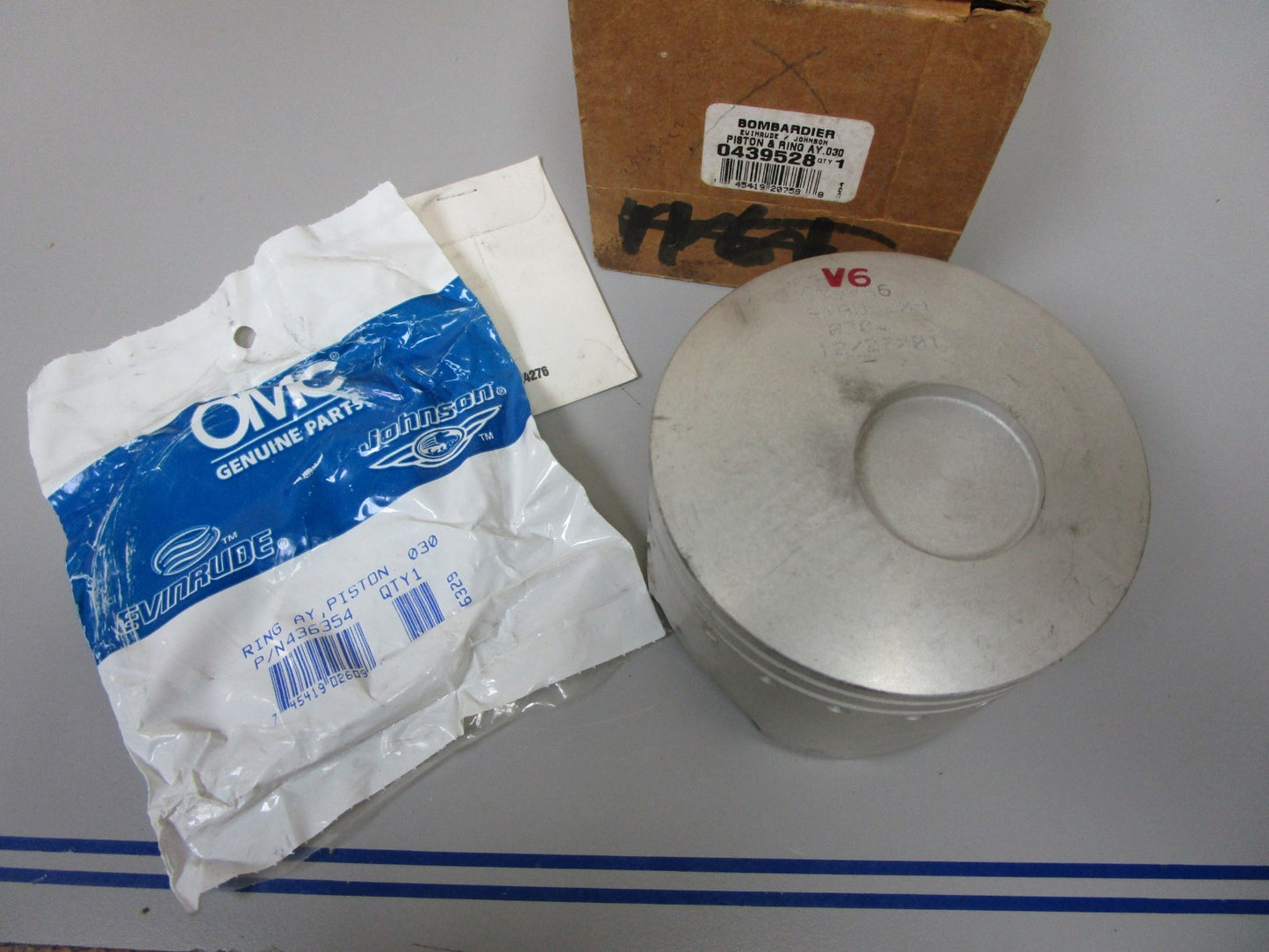 *NEW OEM* 0720 OMC Evinrude 0.030 O.S. STBD Piston & Ring Assembly 439528