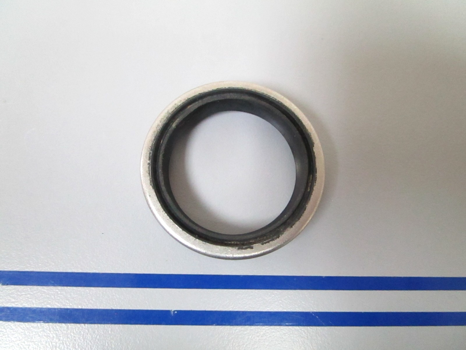 NEW OEM 308500 0308500 OMC Johnson Evinrude Seal 0810