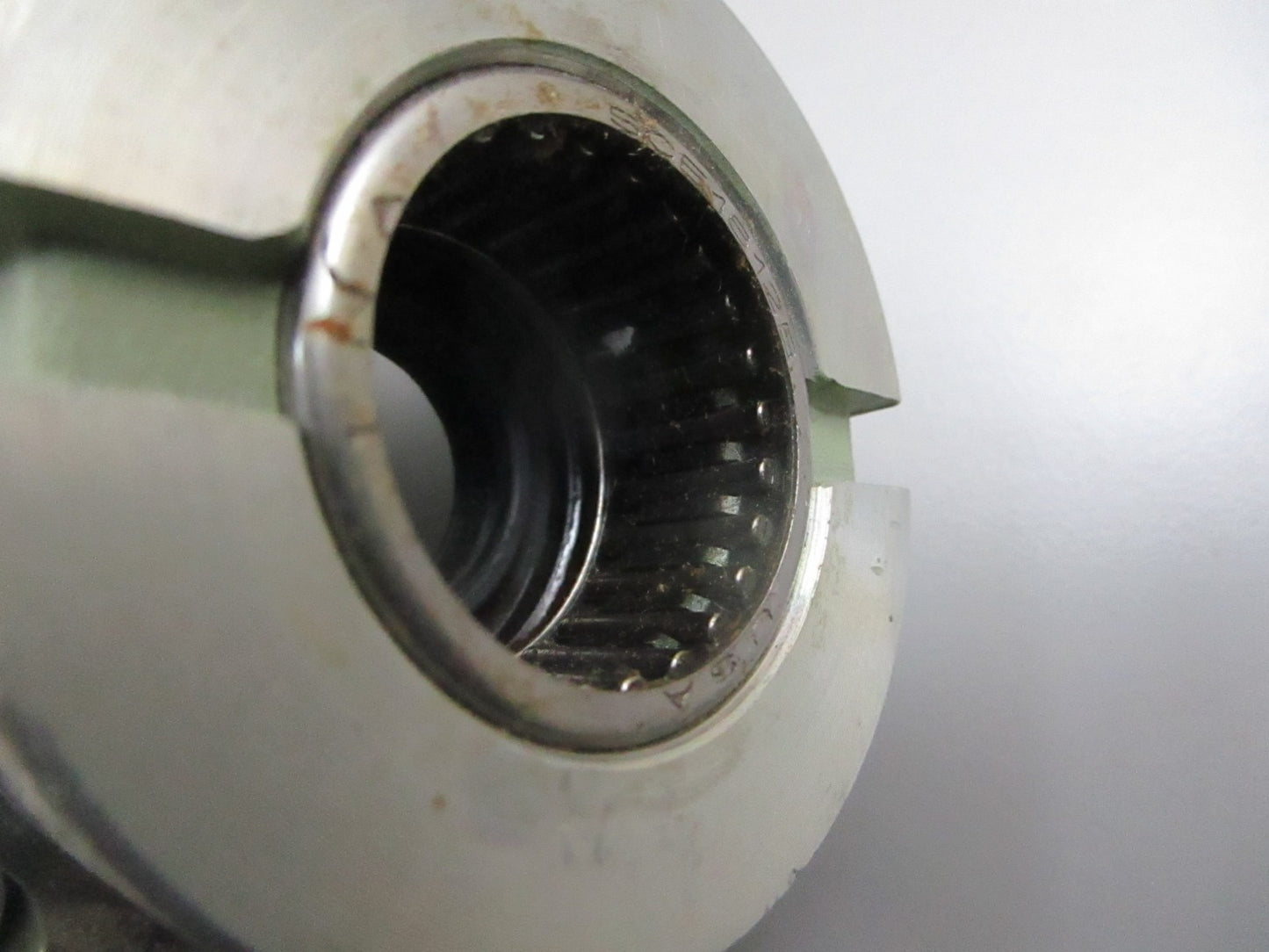 *NEW OEM* 0810 OMC Johnson Evinrude Bearing Housing & Seal 394610 0394610