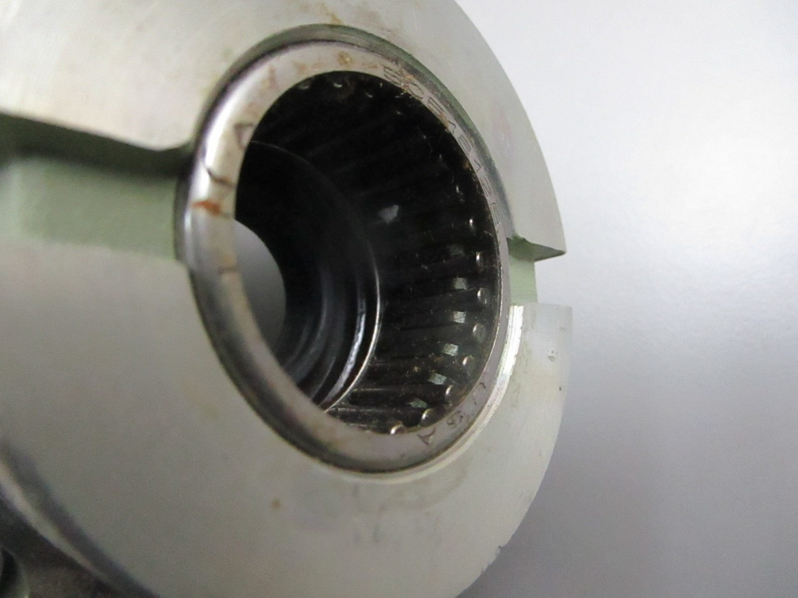 *NEW OEM* 0810 OMC Johnson Evinrude Bearing Housing & Seal 394610 0394610