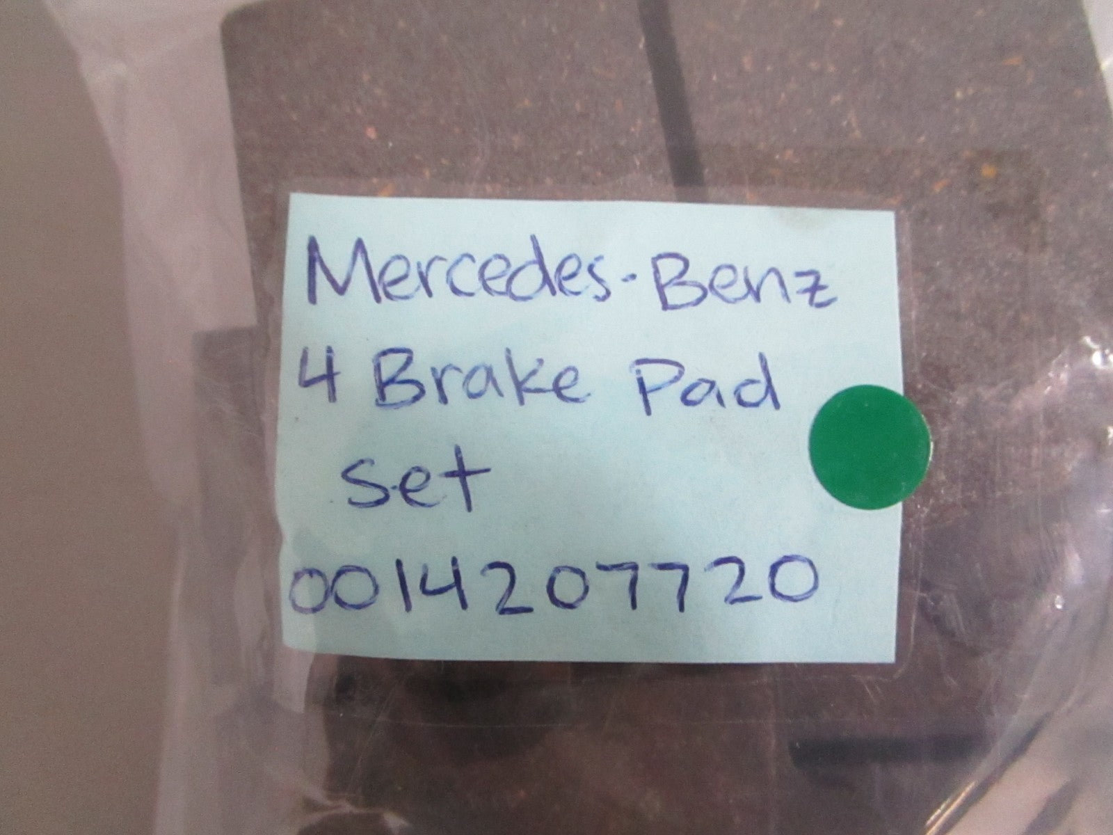 NEW OEM 0014207720 Mercedes-Benz 4 Brake Pad Set 0820