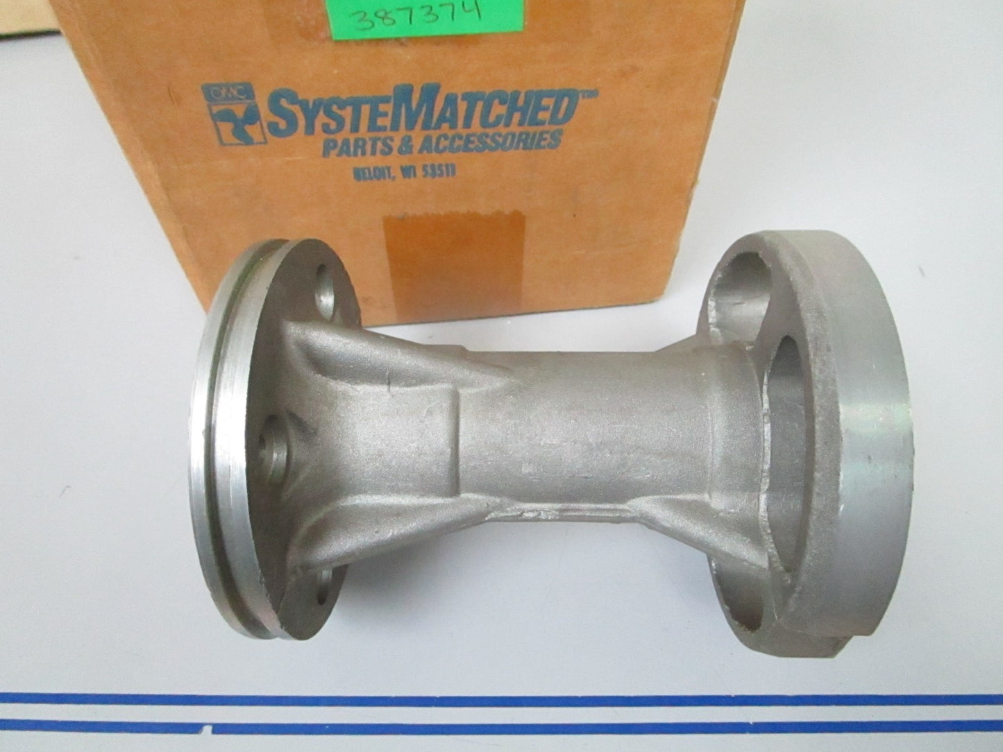 *NEW OEM* 0820 OMC Johnson Evinrude Bearing Carrier 387374 0387374